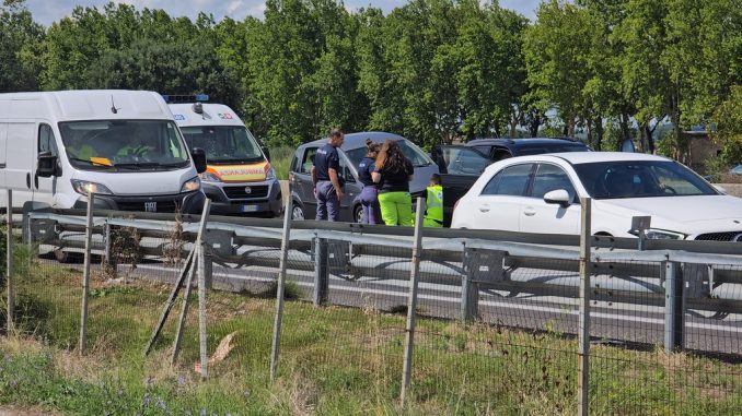 Camion che trasporta auto si ribalta, caos sulla 75 Centrale Umbra, tre incidenti consecutivi [foto e video]