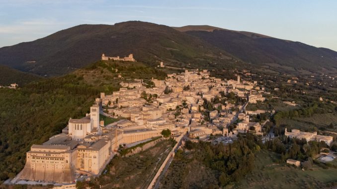 Firmato contratto per il restauro delle mura urbiche di Assisi