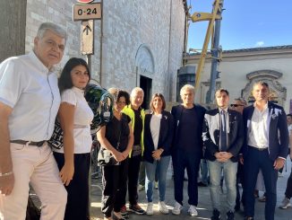 Assisi, il comitato Piampiano dona un defibrillatore urbano