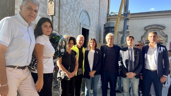 Assisi, il comitato Piampiano dona un defibrillatore urbano