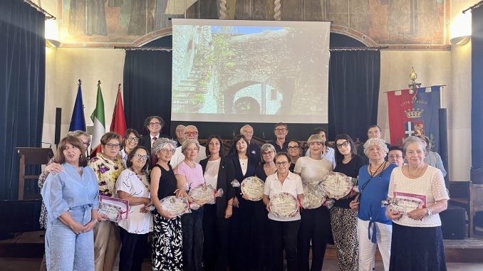 Assisi premia balconi e infiorate, trionfo di colori e fede