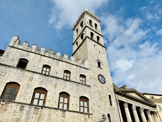 Torre del Popolo di Assisi si veste di verde per la ricerca