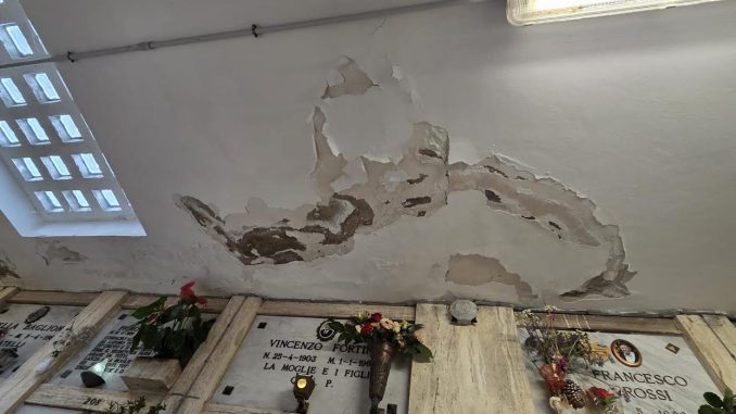 Cimitero di Assisi nel degrado, muri fradici e pericoli reali