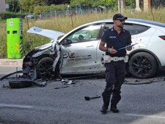 Incidente a Palazzo di Assisi, frontale tra Panda e Tesla, quattro feriti in ospedale