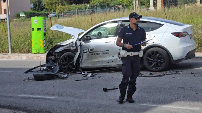 Incidente a Palazzo di Assisi, frontale tra Panda e Tesla, quattro feriti in ospedale