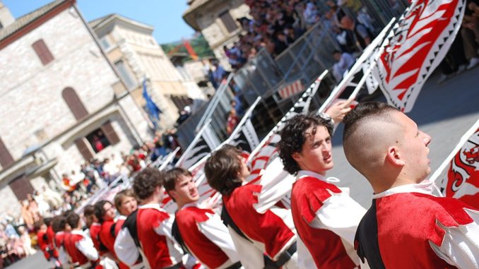 Assisi festeggia mezzo secolo di arte degli sbandieratori