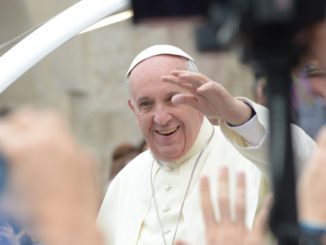 Papa Francesco accende Albero dei Migranti ad Assisi