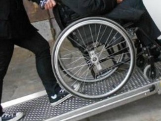Monta rampa di accesso per disabili e deve pagare suolo pubblico