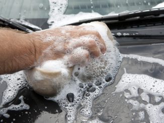 Giovani lavano le auto per finanziare il loro viaggio alla GMG