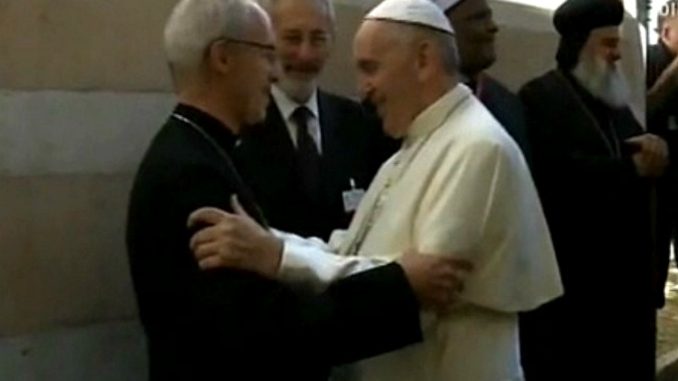 Papa pranza con i capi religiosi e alcuni rifugiati accolti dalla Comunità di Sant’Egidio