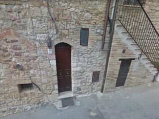 Auto sfrecciano come razzi in Via Valecchie ad Assisi, un circuito di prova