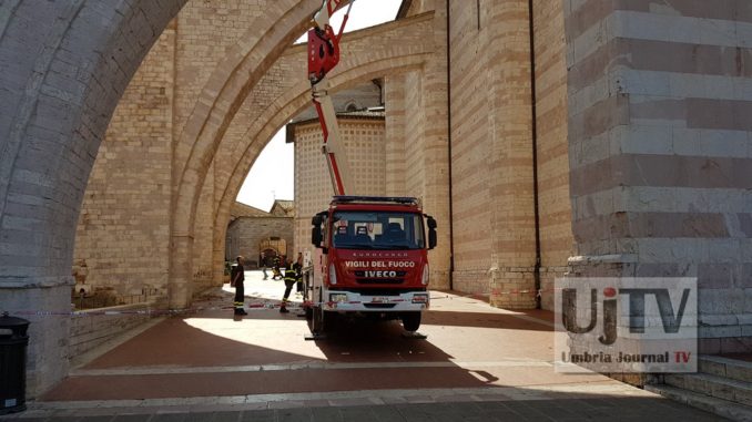Vigili del fuoco puliscono gli arconi della Basilica di Santa Chiara ad Assisi