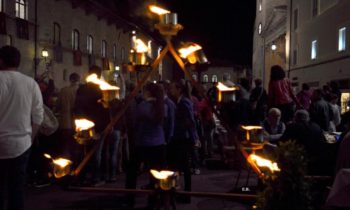 Festa San Francesco Assisi, la festa in piazza del Comune con musica e canti