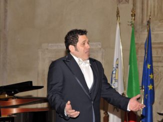 Claudio Rocchi, tenore di Assisi, in concerto al salone Riario di Ostia Antica