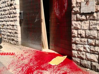 ASSISI - Non fa sconti il presidente dell'Ente Calendimaggio, Lanfraco Pecetta in relazione all'atto di vandalismo subito dalla Nobilissima Parte de Sopra: "Scopriremo chi è stato - ha detto - è saranno radiati". Un cartello, volgare, fa bella mostra di sé in terra. Le parole le potete leggere da soli. Ed è una reazione smodata ed eccessiva rispetto a quello che è la goliardia, la scherzosità che precede l'arrivo della Festa. Qualche sera prima i Partaioli Rossi (Sopra) avevano "imballato una treggia" con del nastro. Nessun danno e problema facilmente risolvibile: togliere il nastro e via.