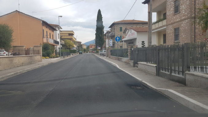 Petrignano, asfaltata via Matteotti e tolti tronchi dal fiume