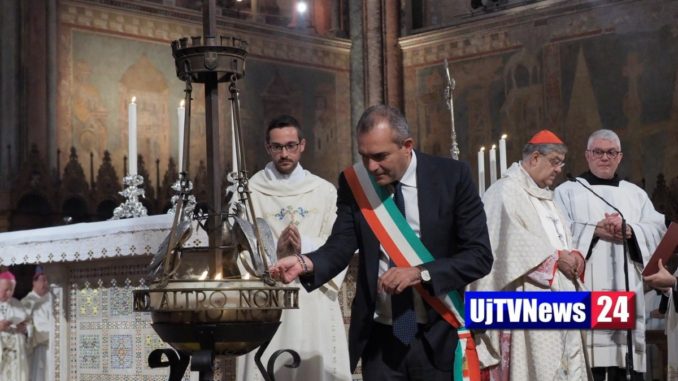 Assisi, De Magistris, sindaco di Napoli, accende lampada votiva