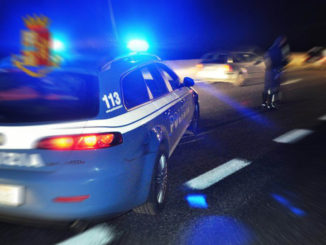 Ubriachi al volante uno di loro finisce con l'auto sul new jersey e guard rail