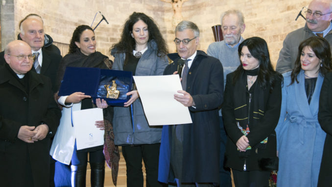 Consegnato a Noa il premio “Pellegrino di Pace” nel Santuario della Spogliazione