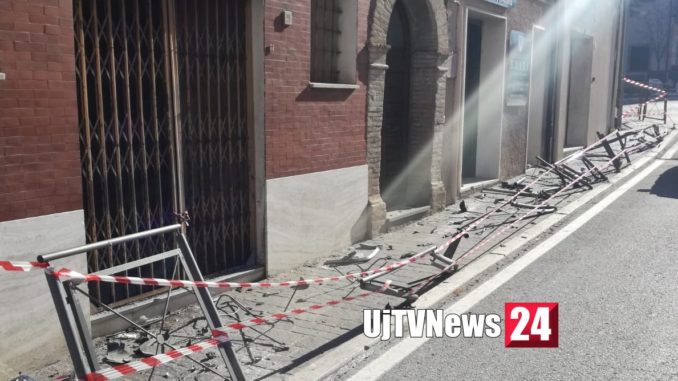 Spettacolare incidente nella notte a Rivotorto, ragazzo vivo per miracolo