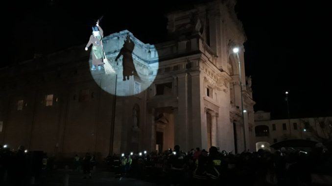 Befana dal cupolone, successo in Piazza per l’iniziativa dei Priori Serventi 2020