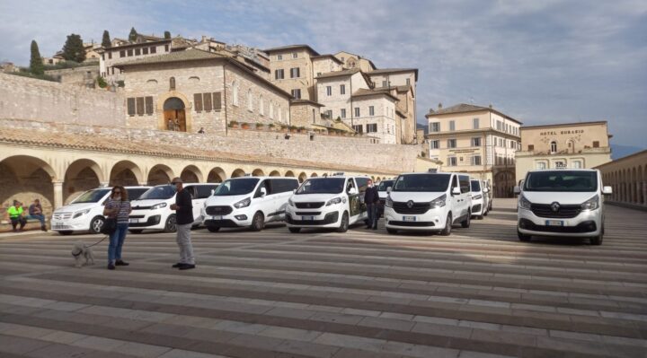 Segnali di ripartenza, tornano i visitatori benedetti i taxi in piazza san Francesco