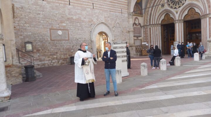 Il padre custode Marco Moroni ha impartito la benedizione ai taxi