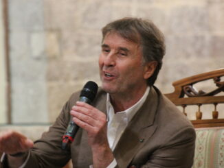 Carlo Acutis, Cucinelli realizza il foulard con la spogliazione del Santo
