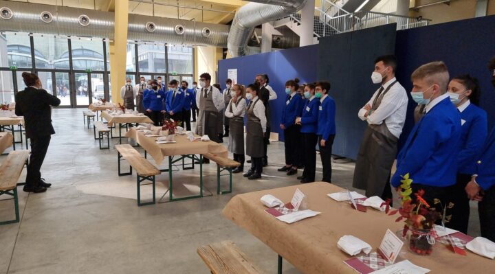 Papa, pranzo con 500 ospiti al Palaeventi di Assisi, in 70 a cucinare