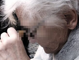 Il divieto di avvicinamento non lo ferma e continua a maltrattare la madre