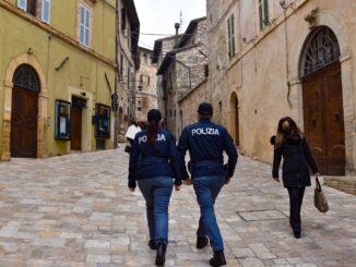 Litiga con la moglie mentre è agli arresti domiciliari, chiama Polizia e chiede di essere portato in carcere