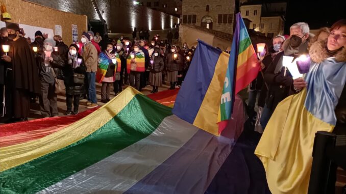 Fiaccolata ad Assisi, a San Francesco, per la pace in Ucraina [Foto]