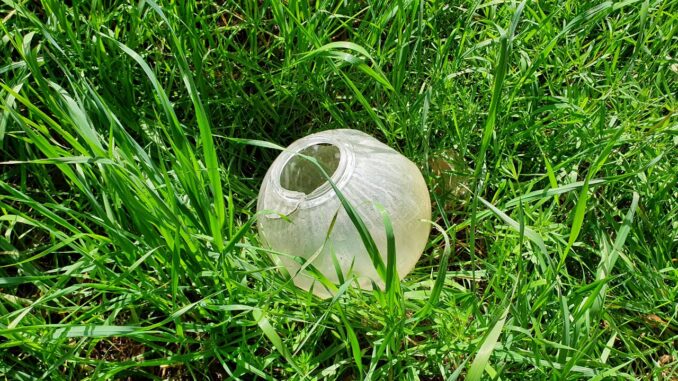 Scempio a Petrignano di Assisi, rompono lampioni e li buttano a terra