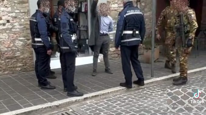 Uomo urla a Santa Maria: "Mi hanno chiuso il conto corrente, aiuto"