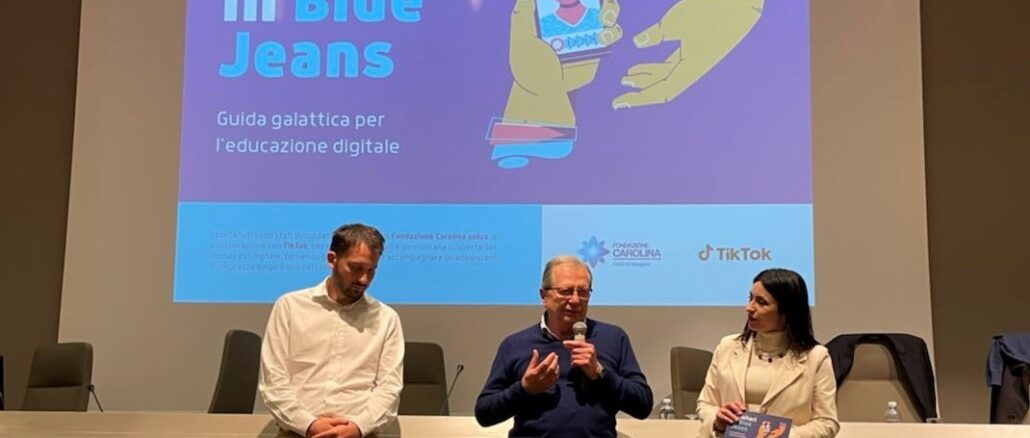 Genitori in Blue Jeans fa tappa ad Assisi:  il percorso di sicurezza digitale di Fondazione Carolina insieme a TikTok