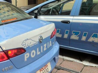 Aveva due pietre in mano e mette a terra poliziotto, arrestato per resistenza e violenza