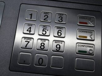 Ruba soldi, 250 €, dal bancomat della nonna, denunciato