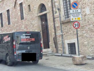 Bonaccini ad Assisi parcheggia in divieto di sosta, non va bene!