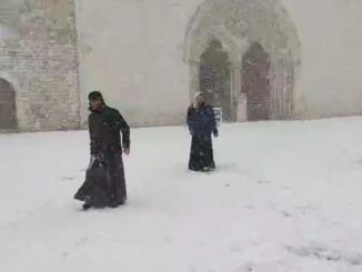 Video dei Frati di Assisi, è arrivata sorella neve