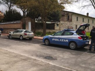 In fuga con l'auto provoca incidente, ma era senza patente a Santa Maria degli Angeli