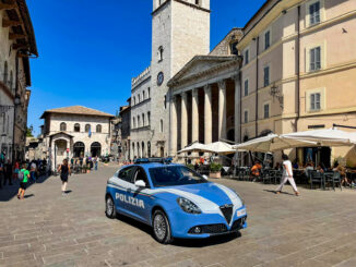Si aggira ubriaca molestando i cittadini, denunciata