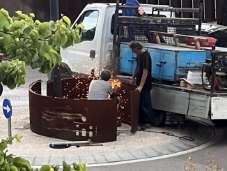 Video virale ironico e la rotatoria di Rivotorto è stata aggiustata
