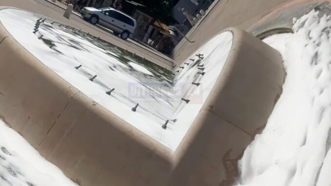 Ribolle l'acqua della fontana in Piazza Garibaldi a Santa Maria degli Angeli