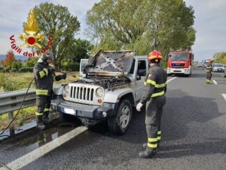 Fiamme sulla SS75 fuoristrada in fiamme a Rivortorto