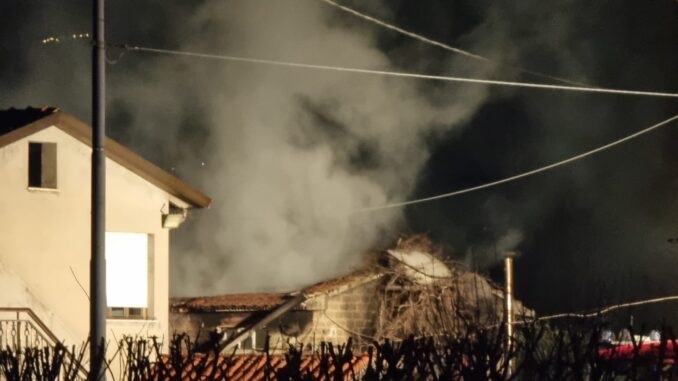 Incendio a Tordibetto, intervento tempestivo dei Vigili del Fuoco, salva una famiglia con dei bimbi