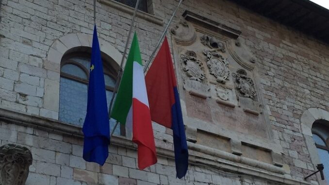 Assisi ricorda le 65 vittime della pandemia.