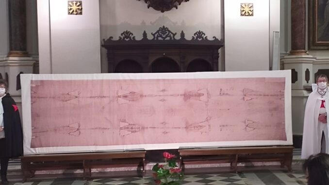 Assisi Rivive la Storia: La Sacra Sindone di Torino in Esposizione 