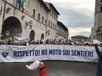 Rispetto! No moto sui sentieri, in centinaia ad Assisi al flashmob