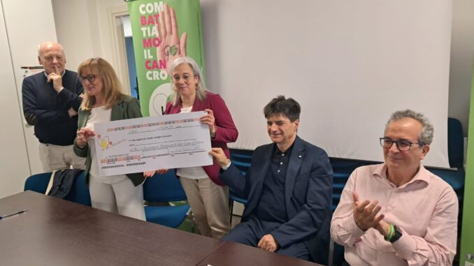 Se' de J'Angeli dona un assegno all'Aucc per sostenere i pazienti oncologici