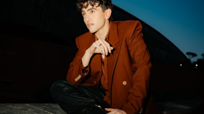 Michele Bravi inaugura ad Assisi il tour teatrale "Tu cosa vedi"